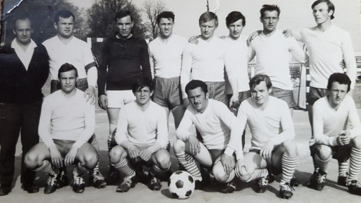 Górny rząd od lewej: Jarząbek Funio, Wojtasiewicz Zdzisław, Bartnik Wiktor, Braun Józef, Mańkowski Antoni, Boratyński Marek, Rzepka Józef, Łysakowski Bobek, Dolny rząd od lewej: Beczek Wojciech, Barylski Stanisław, Wojtasiewicz Tadeusz, Leszek Andrzej, Abramski Stanisław