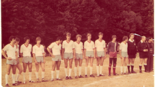 III liga 1982/83 - Największy sukces w historii Sępa Żelechów Stoją od lewej: Zbigniew Rodak, Leszek Majek, Krzysztof Ośka, Waldemar Brych, Wiesław Rodak, Mariusz Zawadzki, Marek Parzyszek, Sławomir Mazurek, Wojciech Zawadzki, Roman Wojda , Sławomir Kowalski