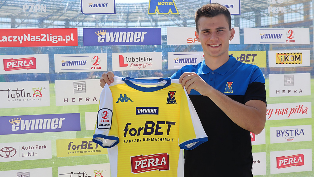 Cezary Polak z koszulką Motoru Lublin