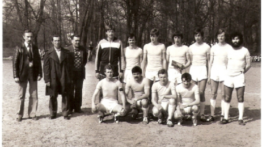 Górny rząd (od lewej): Prezes klubu - Józef Włodarczyk, Stanisław Wolski, Jan Rodak skład: Stoją od lewej - Witold Miszkurka, Krzysztof Ośka, Mariusz Zawadzki, Henryk Lewoszewski, Longin Majek, Sławomir Mazurek, Zbigniew Rodak Dolny rząd (od lewej): Sławomir Kowalski, Wiesław Rodak, Marek Parzyszek, Zbigniew Komoń