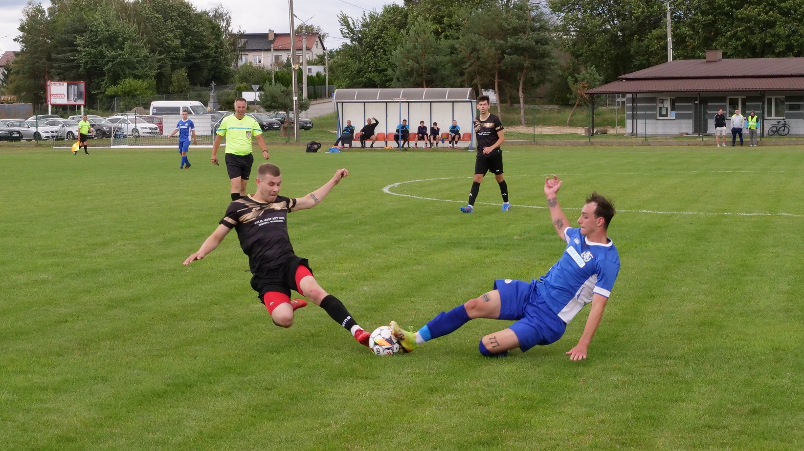 Sęp - Fenix Siennica: remis 0:0 przy trudnych warunkach pogodowych, Bryl broni rzut karny
