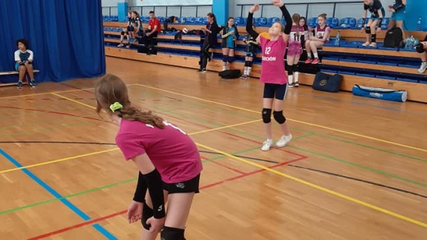 siatkarki-mistrzostwa-mazowsza-mini-aiatkowka-kinder-sport-2021-fot-03.jpg