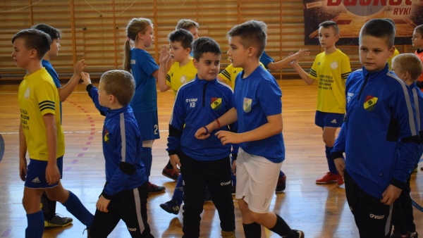  XIII-turniej-pilkarski-ryckie-orliki-o-puchar-cemaru-fot-02.jpg