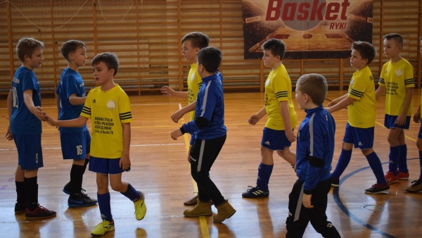 XIII-turniej-pilkarski-ryckie-orliki-o-puchar-cemaru-fot-22.jpg