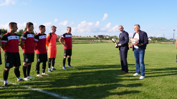 Odebranie pucharu za mistrzostwo ligi 2021-08-12 fot. 1